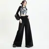 Jeans largo vintage lavado 2026 em preto e cinza para mulheres, com barra ampla, estilo perna de elefante e bordas desfiadas