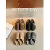 Zapatos cerrados de pelo, pantuflas esponjosas y estilos casuales de nuevas zapatillas de lana para otoño e invierno 2026