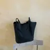 Shuai Mijia 2026 Otoño Nuevo Patrón Tejido Texturizado Viaje Simple Gran Capacidad Vintage Color Sólido Bolso Cubo Debajo del Brazo