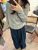 Camiseta de mujer de cuello redondo, hombros rectos, manga larga, nuevo estilo primavera y otoño, estampado de pato de dibujos animados retro americano, top versátil ajustado para mujer