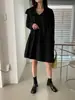 Chic coreano Colección de otoño nueva estilo coreano: un vestido único de cuello azul marino, con cierre de corbata al frente, mangas abullonadas y corte holgado que disimula imperfecciones y te hace lucir más joven