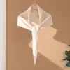 Bufanda triangular de punto de cachemira de color liso estilo coreano con diseño calado, un chal o calentador de cuello moderno y versátil para mujer