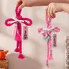 La Alegría de Mudarse a una Casa Nueva, Decorando la Nueva Residencia, Colgando Adornos con el Carácter "Nudo Wan Zi", Colgantes de Puerta para la Entrada, Mudarse a la Casa, Colgando Decoraciones con el Carácter "Fu", Montaje de la Escena
