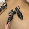Sandálias de Couro de Ovelha com Bico Fino e Rebites para Mulheres com Salto Bloco, Novo Estilo 2026, Fivela de Tira Única, Sapatos Elegantes de Salto Alto para o Dia a Dia