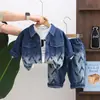 Moda Masculina Primavera Manga Longa Roupa Infantil 2026 Outono Novo Estilo Crianças Pequenas e Médias Manga Longa Diamante Floral Escuro Jeans Conjunto de Três Peças