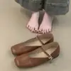 Sapatos Mary Jane de Couro Macio com Solado Macio Tamanho 40 para Mulheres 2025 Novo Estilo Coreano Retro Simples Versátil Scarpins de Bico Quadrado