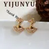 Moda Europea y Americana Exquisitos Pendientes de Hoja de Ginkgo con Circonita Micro-pavimentada Lujo Accesible Pendientes Versátiles de Abanico de Alta Gama Retro para Mujer