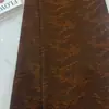 Tecido de Seda Brocado Flor de Ameixa Caramelo Textura Marrom Jacquard Novo Estilo 2025 Tecido para Vestuário Jacquard de Cetim na Superfície