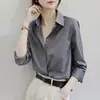 Camisa larga de manga larga de color gris oscuro y corte holgado para mujer, adecuada para negocios, trabajo y desplazamientos, con un estilo sofisticado y elegante.