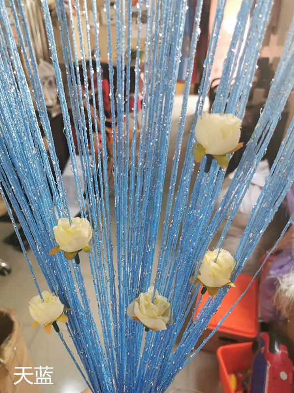 天蓝穿花