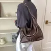 Bolso tote de estilo retro de nicho con tachuelas, bolso de mujer de gran capacidad, nuevo bolso cruzado versátil para el trabajo de otoño 2026