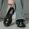 Zapatos de cuero retro transfronterizos sin cordones, suela gruesa, que aumentan la altura, puntera grande, zapatos de vestir casual de negocios, mocasines con borlas de talla grande para hombre