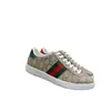 2026 Nuevas zapatillas blancas de la marca g con bordado de abeja, letras y diseño de rosa para mujer, zapatillas planas casuales para parejas, diseño de labios para hombre