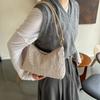 Bolso de franela de alta calidad para mujer 2023 otoño e invierno popular nuevo bolso de hombro axilar moderno elegante casual pequeño bolso cuadrado