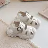 Nuevo modelo de zapatillas deportivas de playa suaves para niños, zapatos de bebé, sandalias cerradas antideslizantes de verano para niños y niñas 2026