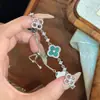 Exquisito Pulsera Extraíble con Incrustaciones de Diamantes, Brillante Imitación de Concha Rosa Natural, Trébol de Cuatro Hojas Hueco de la Suerte para Mujeres, Joyería de Mano de Lujo Ligero de Nicho