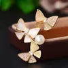 2025 Nuevo Broche de Mariposa con Concha Nicho Creativo Elegante Corsage con Circonita Microincrustada Broche de Perla de Agua Dulce Accesorios