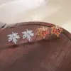 Pendientes de hoja modernos y atmosféricos, tachuelas de cartílago de hoja con diamantes blancos frescos y delicados, pendientes de hoja de arce con diamantes rojos románticos chapados en oro.