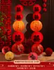 Lanternas em árvores em quintais rurais, personagens decorativos "felizes", decorações penduradas para casas novas, artigos festivos para quintais pequenos, plantas verdes para exterior