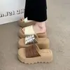 Nuevas Pantuflas de Suela Gruesa de una Sola Tira para Otoño 2026 Diseño de Tira Ancha Plisada Suela de Plataforma que Aumenta la Altura Antideslizante Cómodas Ligeras
