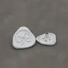 Botón de presión de broche de metal con forma de triángulo irregular botón metálico top para mujer chaqueta corta abrigo cierre de presión blanco y negro