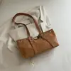 Bolso de mano nuevo estilo coreano con hebilla metálica de remaches para mujer, un nicho, de gran capacidad, moderno y a la moda, adecuado para ir al trabajo y para el uso diario
