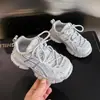 Zapatillas de papá para niñas estilo coreano 2026 primavera y otoño nuevas versátiles de suela gruesa de malla transpirable con cordones ligeras casuales