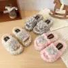 Pantufas fofas e doces florais para meninas, nova coleção outono/inverno 2026, forradas com fleece para aquecimento, pantufas de algodão slip-on versáteis e confortáveis.
