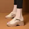 Pantuflas de suela gruesa tipo pastel de arroz para mujer, cuero suave, nuevo estilo verano 2026, chanclas de punta abierta boca de pez, de moda y elegantes para uso exterior, sandalias que aumentan la altura