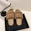 Chinelos fofos únicos para outono e inverno, peludos versão coreana 2026 com design de letras, chinelos slip-on de novo estilo para mulheres