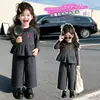 Conjunto de niña 2026 otoño nuevo estilo etiqueta de niña pequeña top de encaje camisa base versátil pantalones casuales conjunto de tres piezas