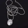 Diseño de Nicho Estilo Frío Elegante Versátil Plata Cepillada Gota de Agua Colgante Geométrico Collar Largo Cadena de Lana Colgante