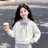 Nueva colección de primavera y otoño para niñas: un elegante conjunto de dos piezas que presenta un top con cuello y capa falsa y pantalones casuales a cuadros, perfecto para el uso diario