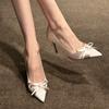Otoño Nuevo Nicho Tacones Altos Color Nude para Mujer Tacón de Aguja Punta Fina Satín Temperamento Zapatos de Lazo Suaves