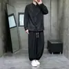 Novo terno de estilo chinês com gola alta, abotoamento diagonal e textura para homens, apresentando uma camisa de cor sólida, corte solto e calças tipo lanterna, um conjunto casual de duas peças