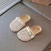 Pantuflas Cerradas Estilo Ins Inspiradas en Chanel 2026 Verano Nuevas Versión Coreana Sandalias de Playa Tejidas Huecas de Suela Gruesa para Niñas Tendencia