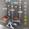 Estante de almacenamiento con clip para mopa, pegatina sin rastro, al por mayor, estante colgante de plástico, gancho para mopa sin perforación, organizador, almacenamiento de pared