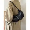 Estilo Retro Simple Bolsa Negra de Cuero Suave Croissant para Mujer Nueva Versátil Bolso de Hombro Único con Borla Bolso de Axila de Moda de Alta Gama