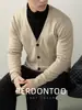 Lujo Ligero y Cálido Suéter de Punto Engrosado Lavable a Máquina Chaqueta para Hombre Otoño e Invierno 2026 Cárdigan de Punto de Cuello V de Gama Alta