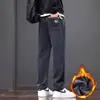 Colección nueva de invierno 2026: Pantalones casuales de corte holgado para hombre, con forro polar para mayor calidez, un diseño de pierna recta elegante y versátil, y adecuados tanto para uso casual como deportivo.