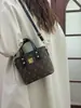 2026 Nuevo Modelo Bolso Cruzado de Hombro Único para Mujer, Bolso Pequeño Tipo Cubo, Bolso Monograma Retro Versátil Casual de Moda Transfronterizo