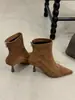 Botines cortos de tacón de aguja de gamuza puntiagudos estilo retro coreano Chuyuji para mujer, botines cortos versátiles elásticos ajustados vintage de otoño e invierno
