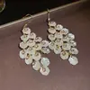 Pendientes de borla de flor de concha blanca transfronterizos europeos y americanos con perlas, pendientes de estilo de corte francés, pendientes ligeros y lujosos con un toque de alta gama