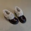 Novos Sapatos Peludos de Corte Profundo com Solado Grosso Estilo Francês Suave com Design de Nicho e Salto Grosso Estilo Britânico para Mulheres - Outono e Inverno de 2026