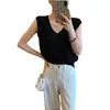 Top de tirantes texturizado tipo seda para primavera-verano, con caída, cuello en V y diseño sin mangas, confeccionado con una tela nicho adelgazante y elegante.