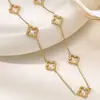 Novo Bracelete de Aço Titânio para Mulheres, Colar de Trevo de Quatro Folhas em Aço Inoxidável, Galvanizado a Vácuo com Ouro 18K em Forno, Conjunto Não Desbota Atacado