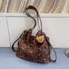 Bolso Tote Estampado de Leopardo para Mujer 2026 Nuevo Otoño Merade Bolso de Hombro Único para el Trabajo Bolso Cruzado Tipo Cubo de Gran Capacidad
