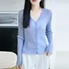 Cárdigan de punto gris oscuro con cuello en V para mujer, de corte ajustado, acanalado, una prenda exterior ligera perfecta para principios de otoño, que ofrece un look sofisticado y elegante con su diseño de imitación de lana