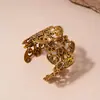 Pulseira de Braço com Flor Metálica Oca Transfronteiriça Europeia e Americana Pulseira Exagerada de Nicho Joia de Luxo Leve de Alta Qualidade para Mulheres
