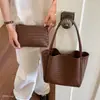 Bolsa 2026 Versátil Simple de un Hombro para el Trabajo Tejido Suave Tipo Pan Super Caliente Cubo Gran Capacidad Bolso Nuevo para Mujer de Mano